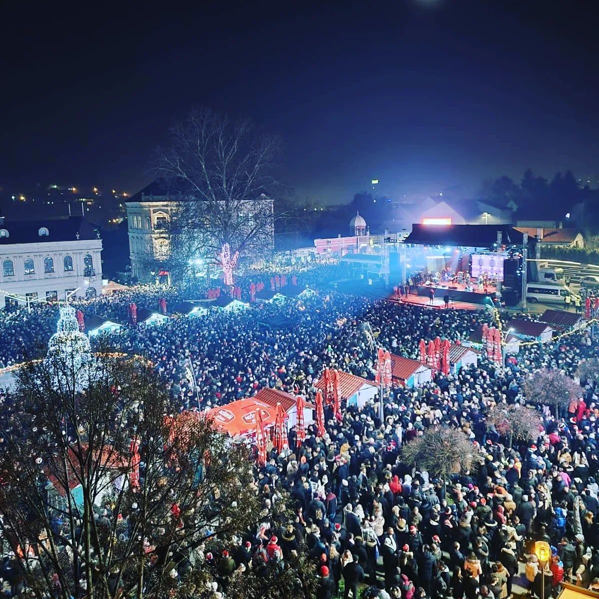 Video Foto Više od 10 hiljada građana na Trgu slobode u Tuzli uz