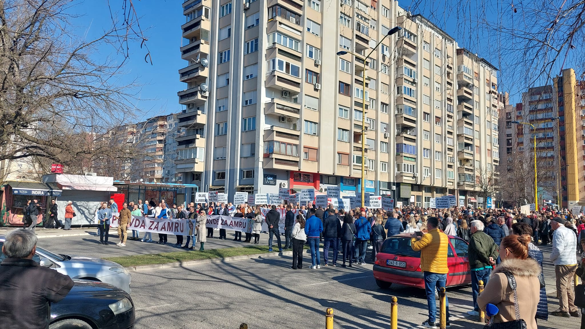 Foto Građani na ulicama Tuzle Mirna šetnja za Amru Kahrimanović traže