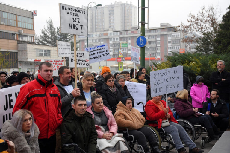 Protest Osoba S Invaliditetom Pred Zgradom Vlade FBiH - TIP.ba