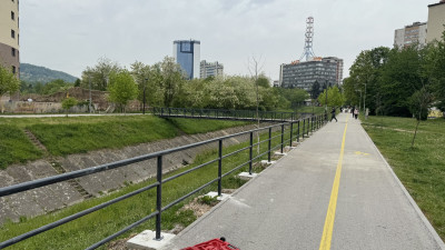 U toku postavljanje zaštitne ograde duž pješačko-biciklističke staze u Tuzli