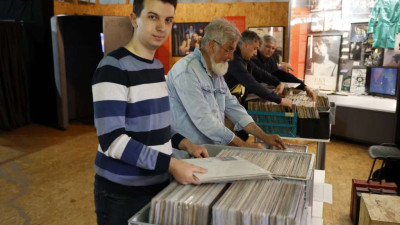 Foto: Otvoren sajam gramofonskih ploča u u sarajevskom Ex-Yu Rock centru – Ploče su ponovo in