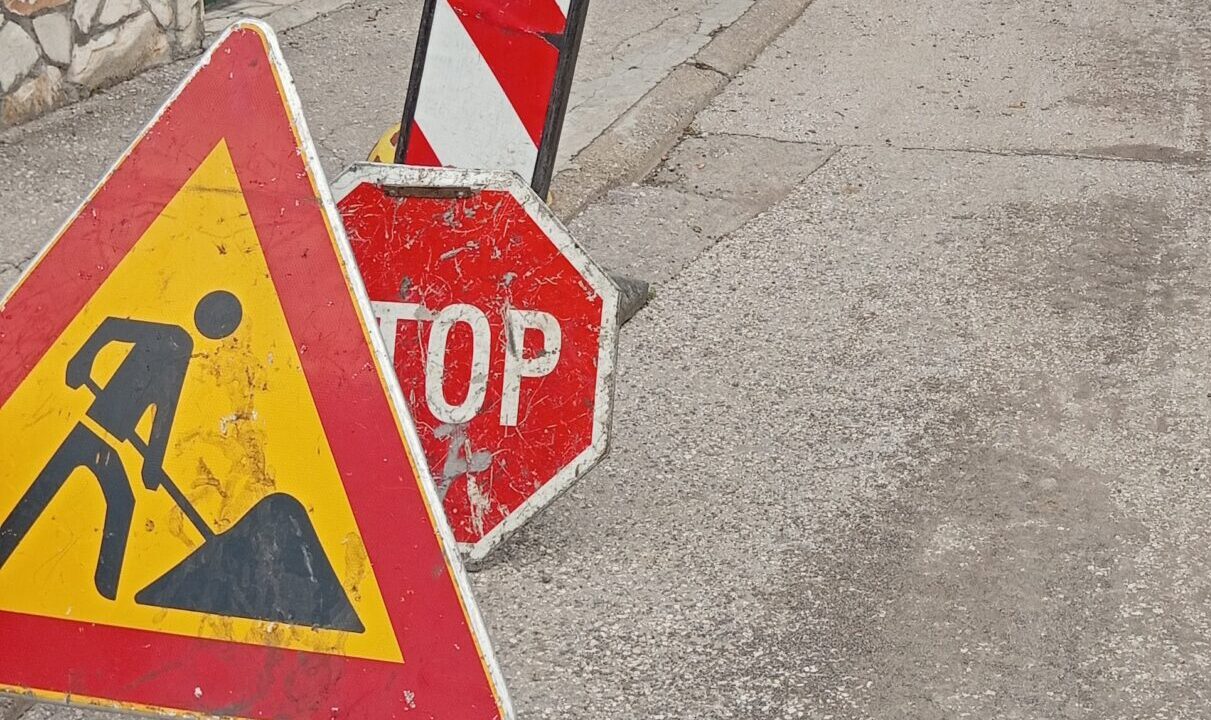 Tuzla: Potpisani ugovori za izvođenje radova na putnoj infrastrukturi na više lokacija Tuzla: Potpisani ugovori za izvođenje radova na putnoj infrastrukturi na više lokacija