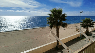 Foto: Dvosoban stan s balkonom, prvi red do mora, na pješčanoj plaži – 60.000 eura