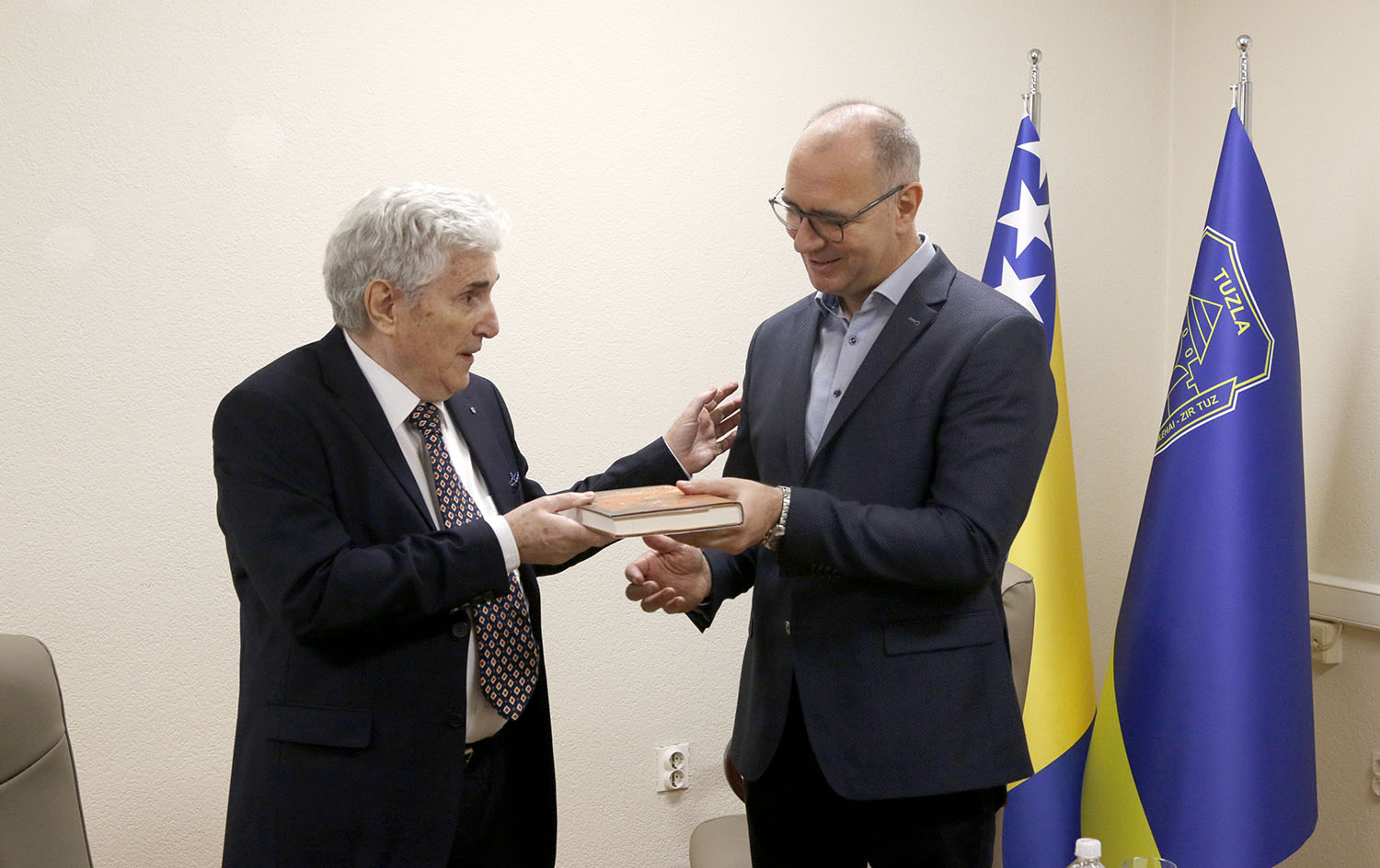Foto: Gradonačelnik Lugavić upriličio prijem za akademika Rusmira Mahmutćehajića, autora knjige “Tajna Hasanaginice” Foto: Gradonačelnik Lugavić upriličio prijem za akademika Rusmira Mahmutćehajića, autora knjige “Tajna Hasanaginice”