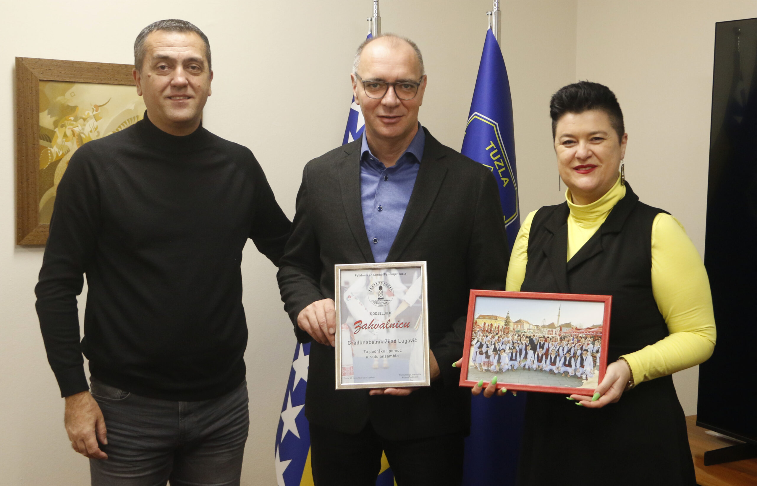 Foto: Gradonačelnik Lugavić primio predstavnike Folklornog ansambla “Panonija” Tuzla Foto: Gradonačelnik Lugavić primio predstavnike Folklornog ansambla “Panonija” Tuzla