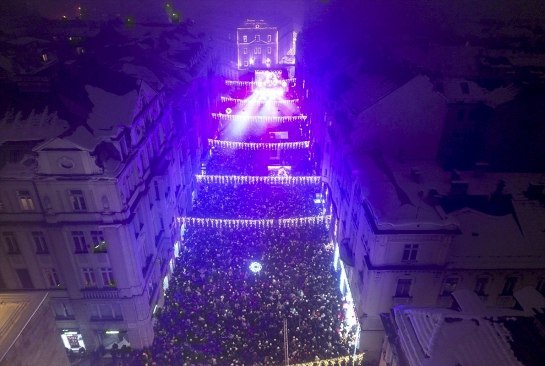 Foto Hiljade ljudi na javnom dočeku u Sarajevu ušlo u 2025. godinu