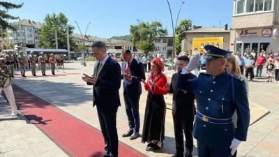 Foto: Bećiroviću uručeno priznanje Počasni građanin grada Srebrenika
