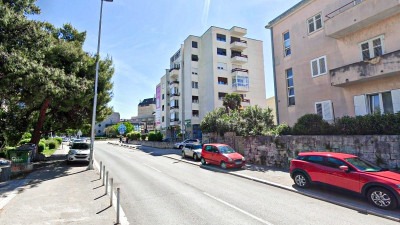 Djevojka bacila psa preko balkona u Splitu, uginuo je; Nju zadržali na liječenju