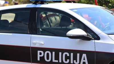 Policija u Kalesiji identifikovala vozača koji je preticanjem kolone vozila ugrozio pješake
