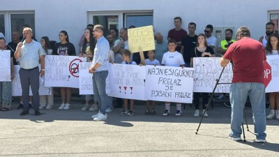 Foto/Održani protesti u Donjim Vukovijama: Građani traže sigurnije ceste