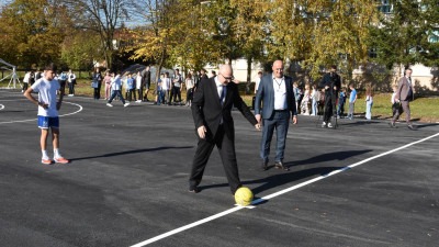 Foto: Otvoren obnovljeni sportski poligon u Osnovnoj školi ‘Dubrave’