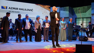Foto: Azmir Halilović dobitnik Plakete Safet Isović za izvedbu pjesme ‘Mejro  dušo’