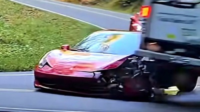 Video: Ovo boli… Pogledajte kako je Ferrarijem ‘pomeo’ kamion