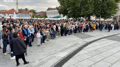 Tuzlaci se ponovo okupili u čast Halida Bešlića, u suzama i s pjesmom se opraštaju od legende