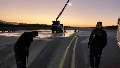 Foto: Na Međunarodnom aerodromu Tuzla u toku instalacija rasvjete centralne linije; Ministar Žilić: ‘Nismo slagali, nismo omanuli’