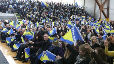 Foto: Osnovne i srednje škole performansom u Tuzli obilježile Dan državnosti BiH