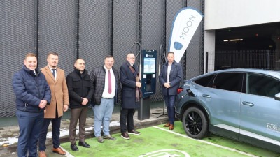 Foto: Otvorena prva brza punionice za električna vozila na parking TC ‘Bingo’ u Živinicama; Ministar Žilić: ‘Naš cilj je da u narednih pet godina osiguramo mrežu brzih punionica na području cijelog kantona’