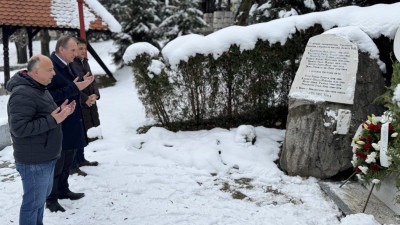 Polaganjem cvijeća na spomen obilježju UKC Tuzla obilježen Dan državnosti Bosne i Hercegovine