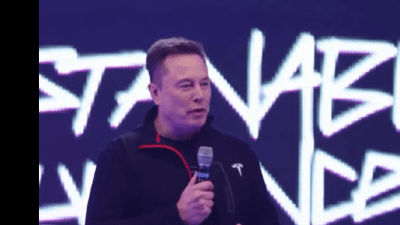 Video: Musk poručio da će njegov humanoidni robot “iskorijeniti siromaštvo” pa zaplesao s njim