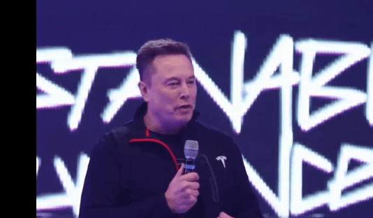 Video: Musk poručio da će njegov humanoidni robot “iskorijeniti siromaštvo” pa zaplesao s njim