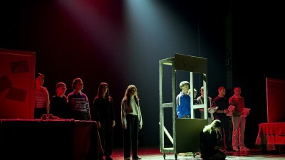 Foto: Nove pozorišne forme Pozorišta mladih Tuzle pomjeraju granice gledanosti; Premijerno odigrana ‘Priča bez like-a’