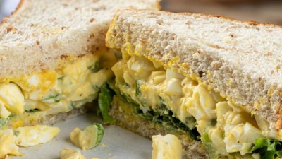 Brza salata od jaja sa samo tri sastojka, idealna za dane kada ne znate što za ručak