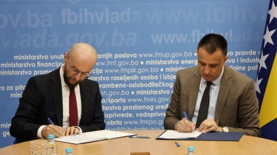 Foto: Ministar Lakić potpisao ugovore za dodjelu skoro dva miliona KM za uvezivanje radnog staža za 153 radnika