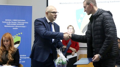 Foto: Za stipendiranje učenika i studenata s invaliditetom u TK izdvojeno više od 80.000 KM