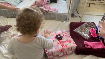 Foto: Delegacija Vlade TK obradovala paketićima djecu u tri javne ustanove