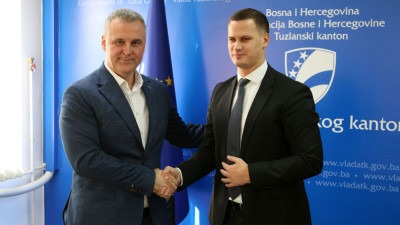 Foto: Rast plaća za uposlenike u obrazovanju, pravosuđu, policiji, ustanovama kulture i državnoj službi u TK; U narednoj godini 10 posto veća plaća