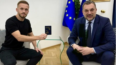 Edinu Višći uručen diplomatski pasoš BiH