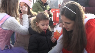 Video: Zimski dječiji program oduševio najmlađe na Trgu slobode u Tuzli