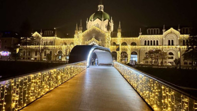 U svečarskom ruhu zasjala zgrada Likovne akademije i šetnica Obala Maka Dizdara