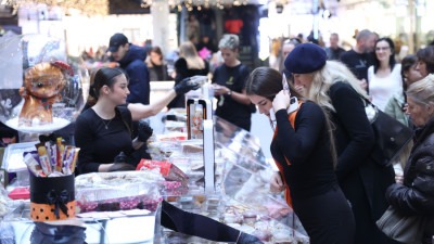 Foto: Humanitarni ‘Slatki bazar’ u Sarajevu za projekat ‘Obrok za sve’