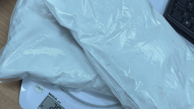 Određena mjera pritvora za Asmira Gluhića (24) i Minelu Dobiš (41) iz Gradačca; Policija u pretresu automobila pronašla više od 2 kg droge