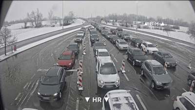 Snijeg otežava saobraćaj u sjevernim dijelovima BiH, duge kolone na granicama