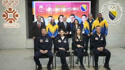 Foto: Elvedina Muzaferija i Marko Šljivić nose zastave BiH na ZOI “Milano Cortina 2026”