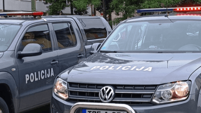 PU Tuzla: Otkriveni počinioci postavljenog uvredljivog natpisa na ogradu JZU UKC Tuzla