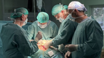 Majka bila donor bubrega svojoj kćerki; U UKC Tuzla uspješno urađena druga ovogodišnja transplantacija bubrega