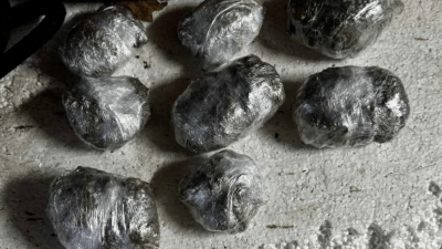 Foto/Uprava policije MUP-a TK: Pretresom u Tuzli pronađena droga i oružje, jedno lice lišeno slobode