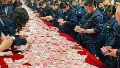 Video: Firma radnicima podijelila 26 miliona dolara bonusa (u kešu) na partiju firme