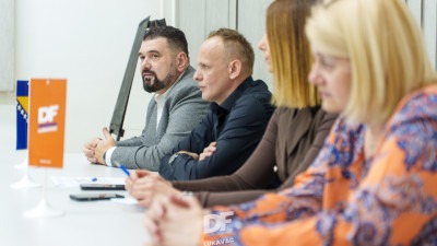 Foto: Održana proširena sjednica DF Lukavac; Mahir Mešalić govorio o izazovima, ali i o strateškim pravcima djelovanja stranke