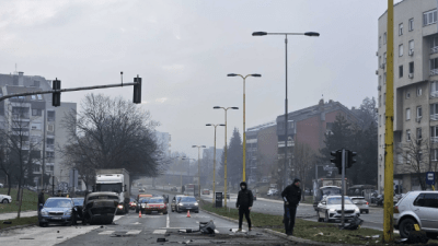 Foto: Dvije osobe povrijeđene u sudaru četiri vozila u Tuzli; Jedno vozilo na krovu, dvoje prevezeno u bolnicu