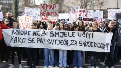 Foto/Novi protest u Sarajevu: Stotine učenika, studenata i građana blokirali saobraćajnice