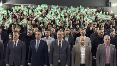 Foto: U Banovićima održana javna tribina pod nazivom ‘SDA uz državu i narod’; ‘Banovići neće biti ničija filijala!’