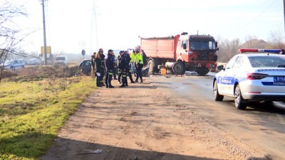U direktnom sudaru automobila i kamiona u Srbiji – dvoje mrtvih, dječak i majka povrijeđeni