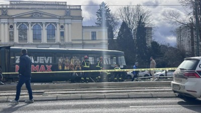 Tramvaj iskočio iz šina u Sarajevu, poginuo mladić (23); Djevojci (17) koja je teško povrijeđena amputirana noga