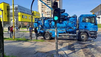 Foto: Čišćenje slivnika i oborinske kanalizacije na području Grada Tuzla