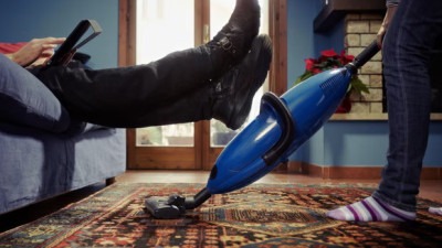 Anketa: Konzervativni stavovi o rodnim ulogama su u porastu, posebno među mladim muškarcima