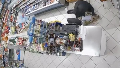 Nevjerovatan snimak pokušaja pljačke u Mostaru: Hrabra prodavačica rukama krenula na pušku i zaustavila pljačkaša